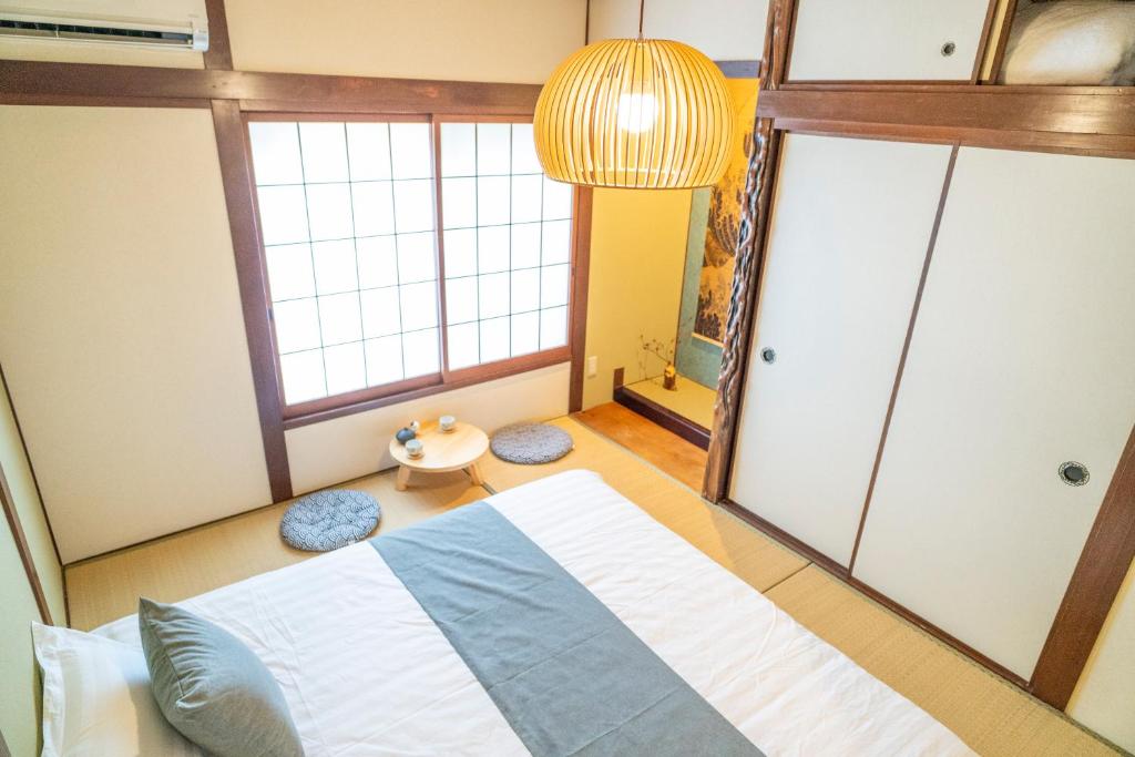 Una cama o camas en una habitación de 关西机场难波梅田直达花園町の夢旅人