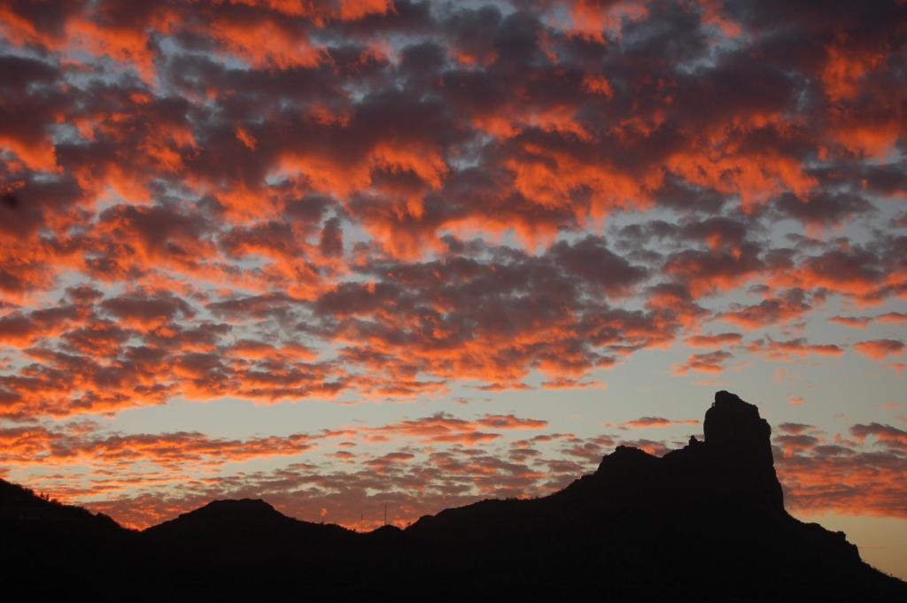 een zonsondergang met bergen op de achtergrond bij VV El Almendro in Tejeda