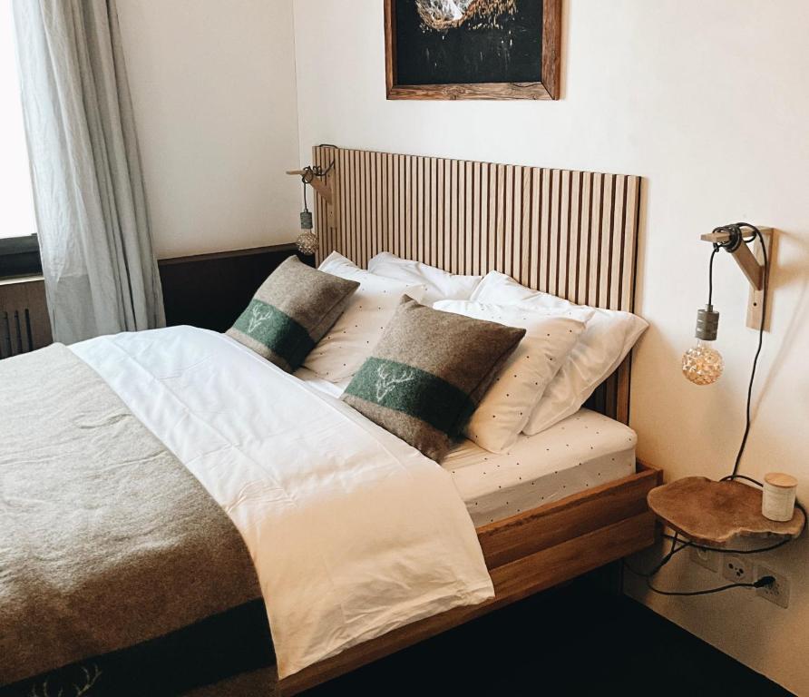 Postel nebo postele na pokoji v ubytování Cosy Alpine Chic Studio
