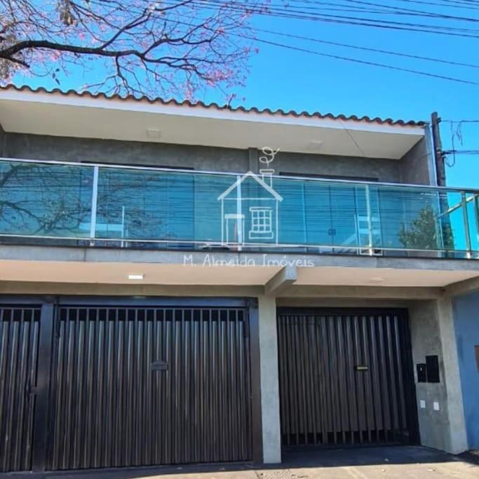Casa con 2 puertas de garaje y balcón en Sobrado I Guaiapó, en Maringá