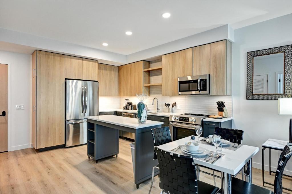 Global Luxury Suites at Town Center - One-Bedroom Apartment