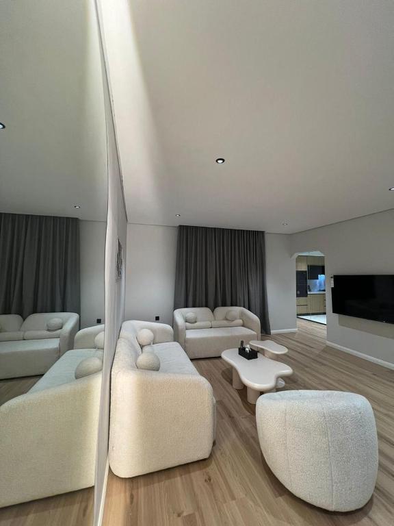 布赖代فيلا روبي的有两张沙发和一台电视的客厅