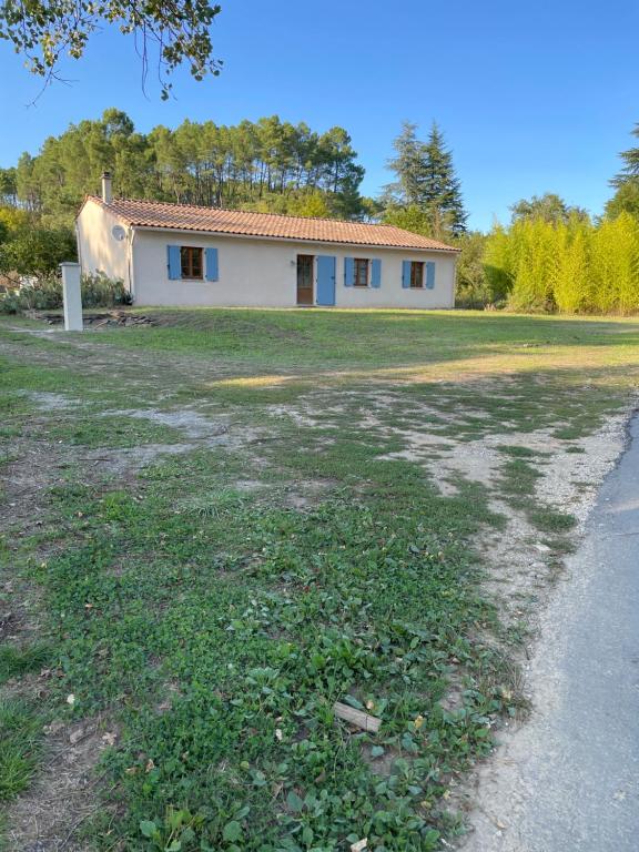 une maison avec une pelouse devant elle dans l'établissement Maison Boudarels, à Gagnières