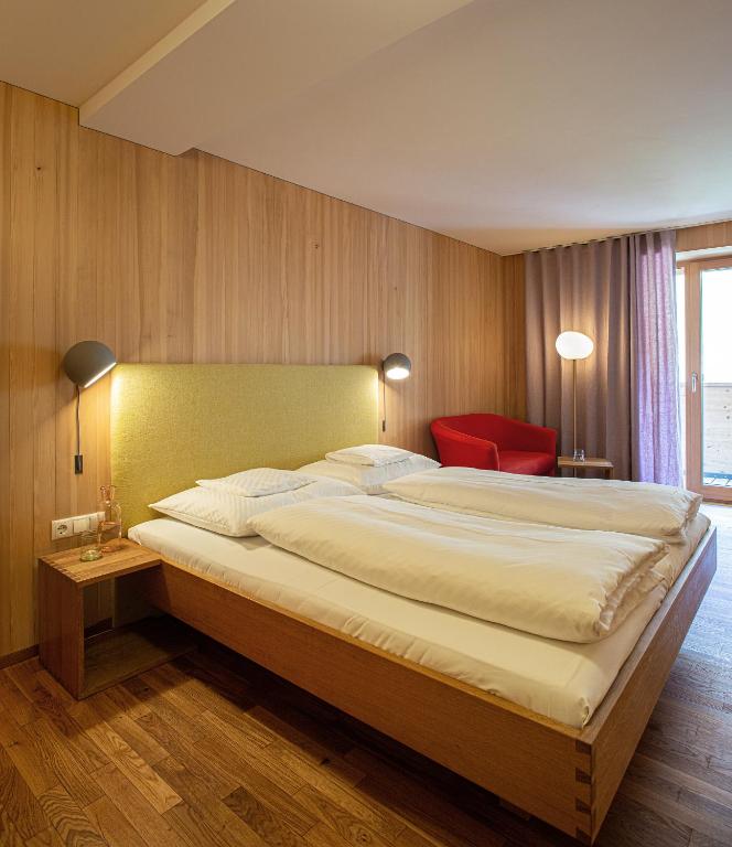 Postel nebo postele na pokoji v ubytování Biohotel Schwanen