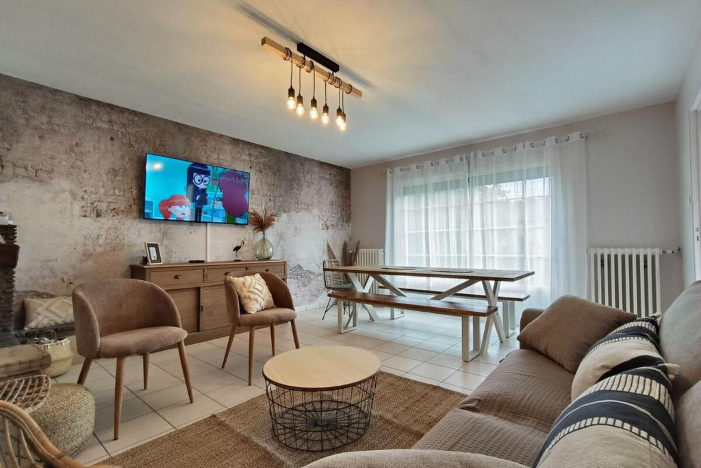 un salon avec un canapé et une table dans l'établissement Gîte du petit ruisseau 6,5km du zoo, à Mareuil-sur-Cher