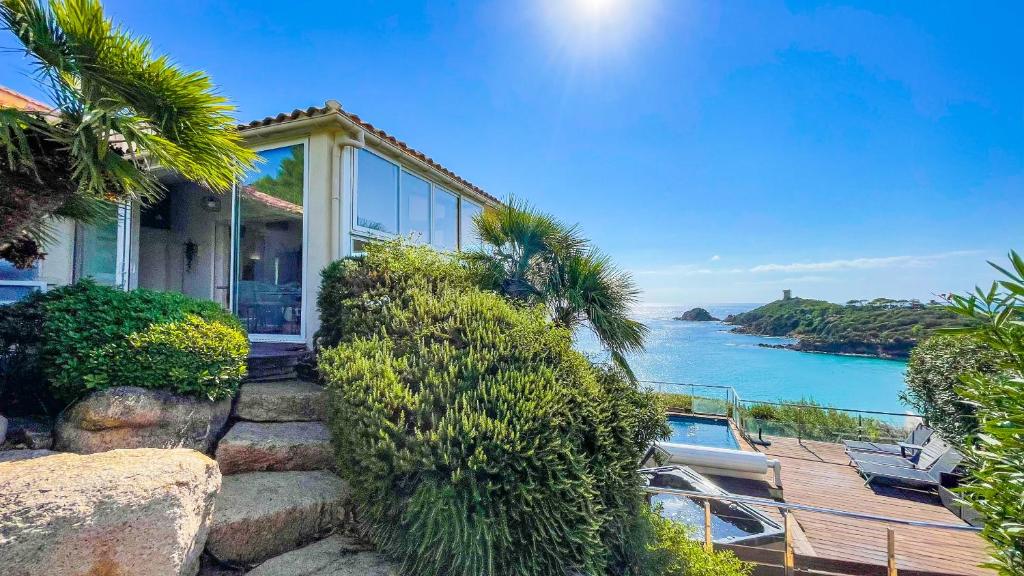 une maison avec vue sur l'océan dans l'établissement Villa Stella, à Conca