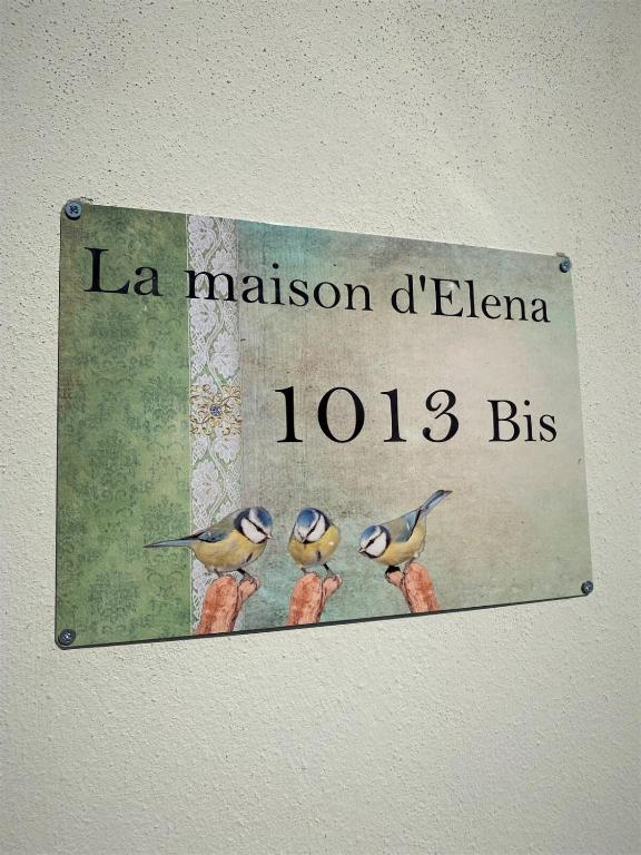 un panneau sur un mur comportant trois oiseaux dans l'établissement La Maison d'Elena 1,5km du Zoo,confortable et détente assurée, à Seigy