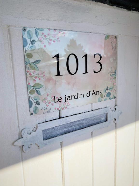 un panneau sur le mur d'une salle de bains dans l'établissement Le Jardin d'Ana, 1,5km du Zoo, 2km du Centre-Ville, à Seigy