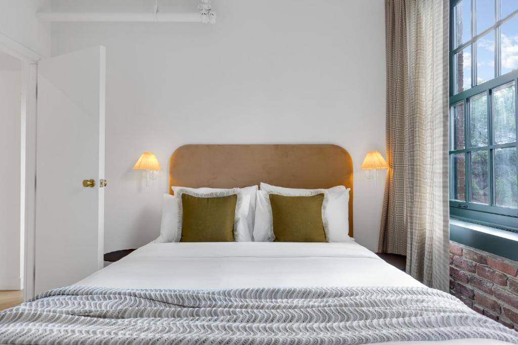 Postel nebo postele na pokoji v ubytování The Mercer Boutique Hotel