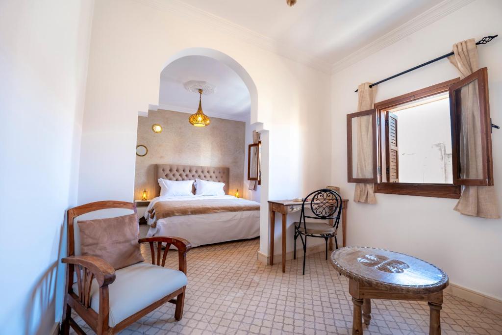 Postel nebo postele na pokoji v ubytování Riad D’AR GANne by Carole