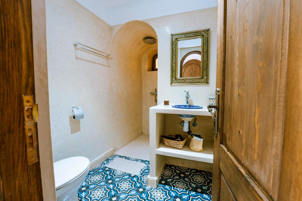 Koupelna v ubytování Riad D’AR GANne by Carole