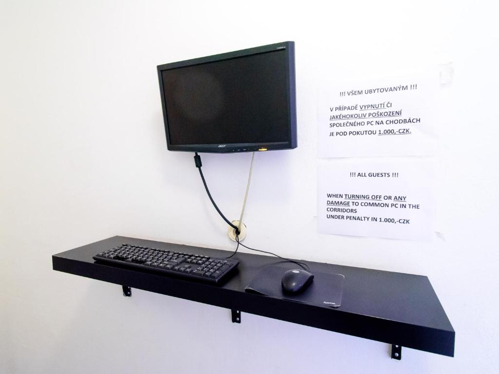 TV a/nebo společenská místnost v ubytování Hostel BOHEMIA