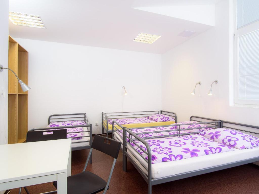 Postel nebo postele na pokoji v ubytování Hostel BOHEMIA
