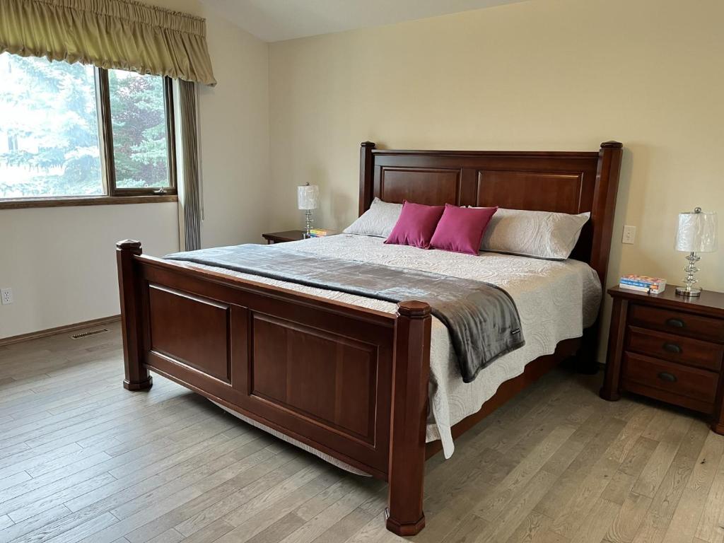 Ένα ή περισσότερα κρεβάτια σε δωμάτιο στο Luxury bungalow in NW Calgary
