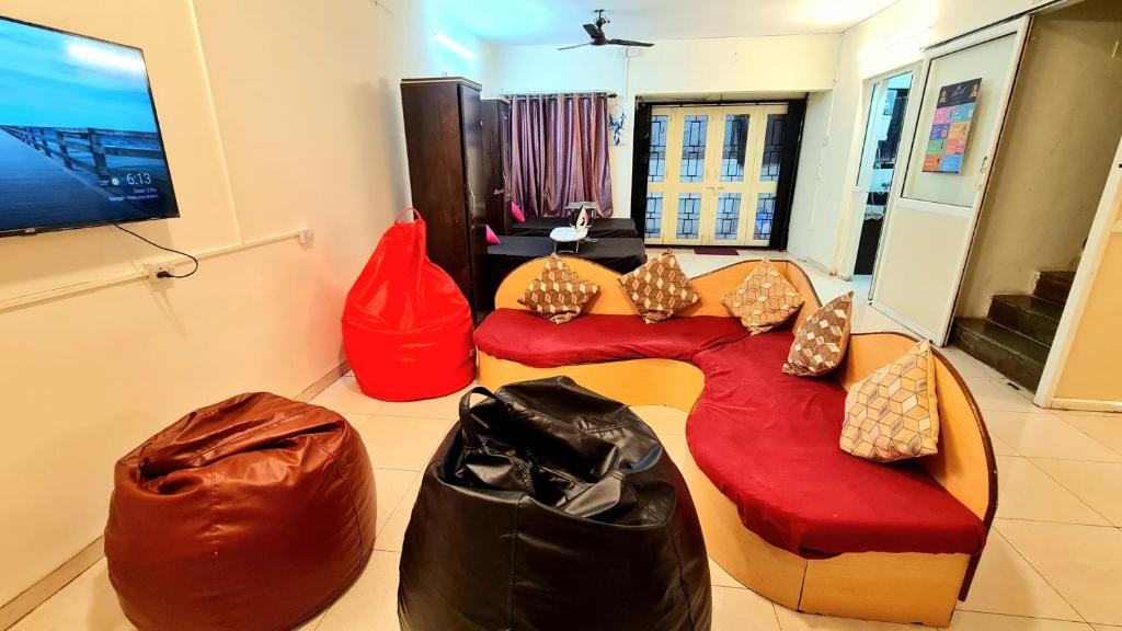 プネにあるElephant House Coliving Puneのリビングルーム(ソファ、袋2つ付)
