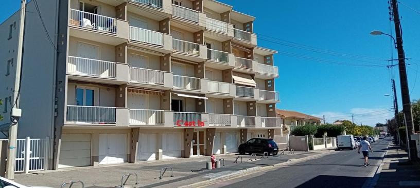 un grand immeuble situé sur le côté d'une rue dans l'établissement Pti paradis, au Grau-dʼAgde