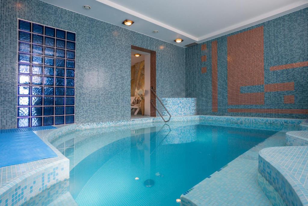 Bazén v ubytování Mabre Residence nebo v jeho okolí