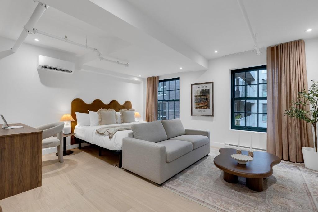 
King Suite (1 King Bedroom + King Bed & Sofa Bed in Living)
