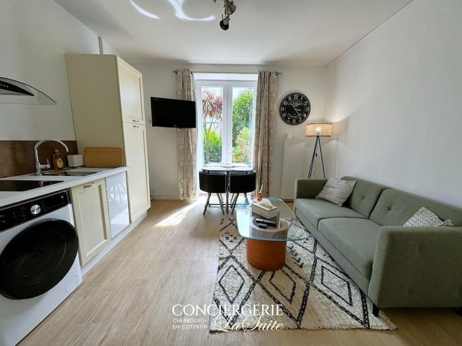 un salon avec un canapé et une cuisine dans l'établissement Pedro Coté jardin, à Cherbourg en Cotentin