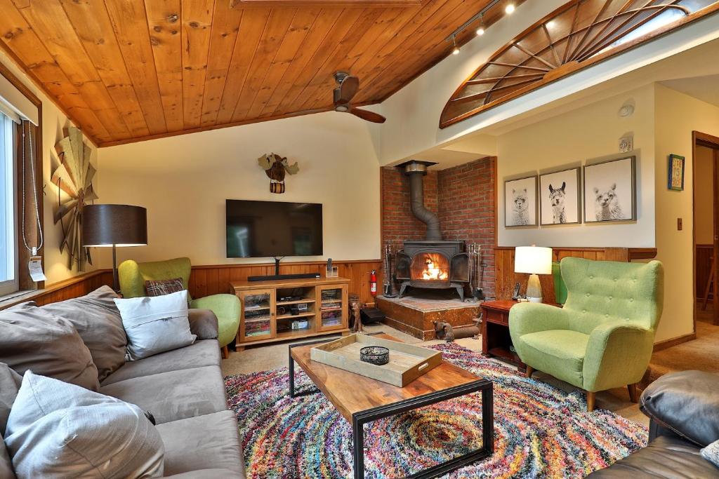ein Wohnzimmer mit Couch und Kamin in der Unterkunft Killington Mountain Retreat -Great Group Ski House! Close to Resort - Hot Tub - Ski Rental Deals in Killington