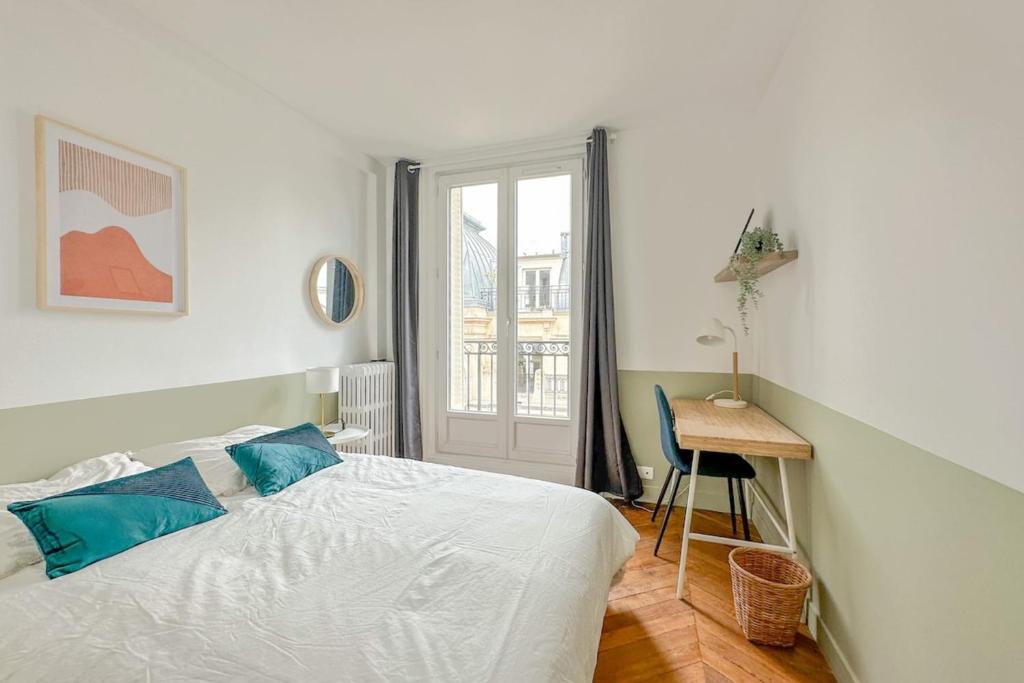 une chambre avec un lit, un bureau et une fenêtre dans l'établissement Flexliving - room - Septembre, à Paris