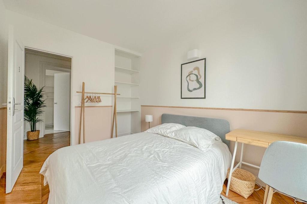 une chambre avec un lit, une table et un bureau dans l'établissement Flexliving - room - Septembre, à Paris