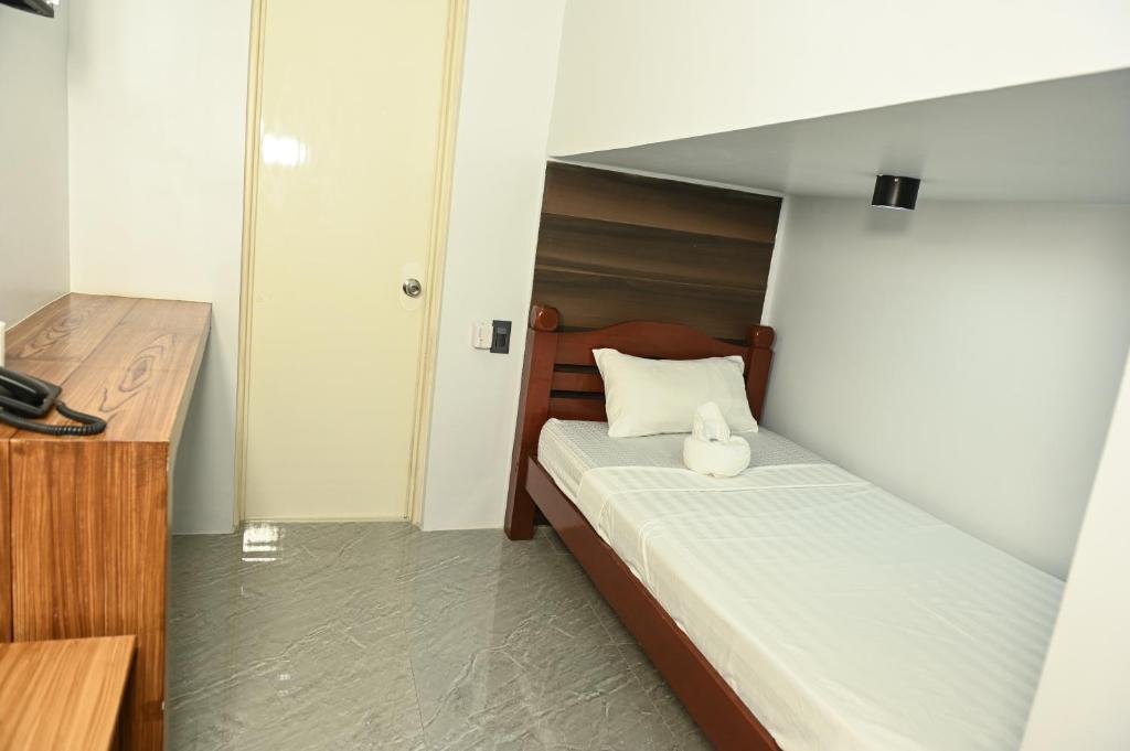 Postel nebo postele na pokoji v ubytování Lolita Heights Hotel