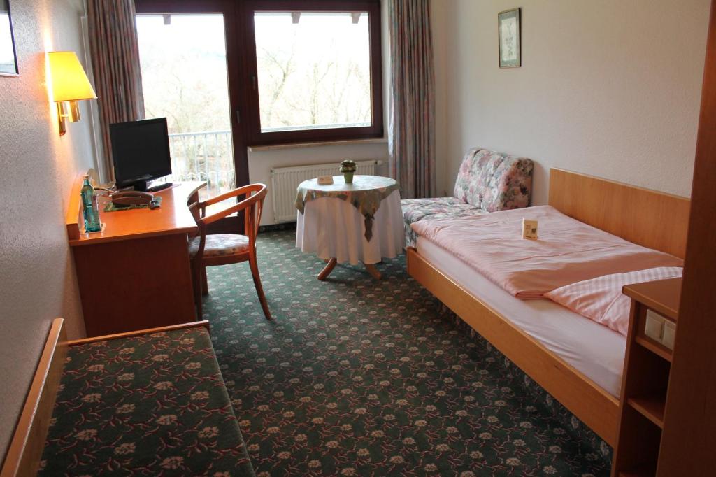 Postel nebo postele na pokoji v ubytování Landgasthof Hotel Zur Linde im Taunus