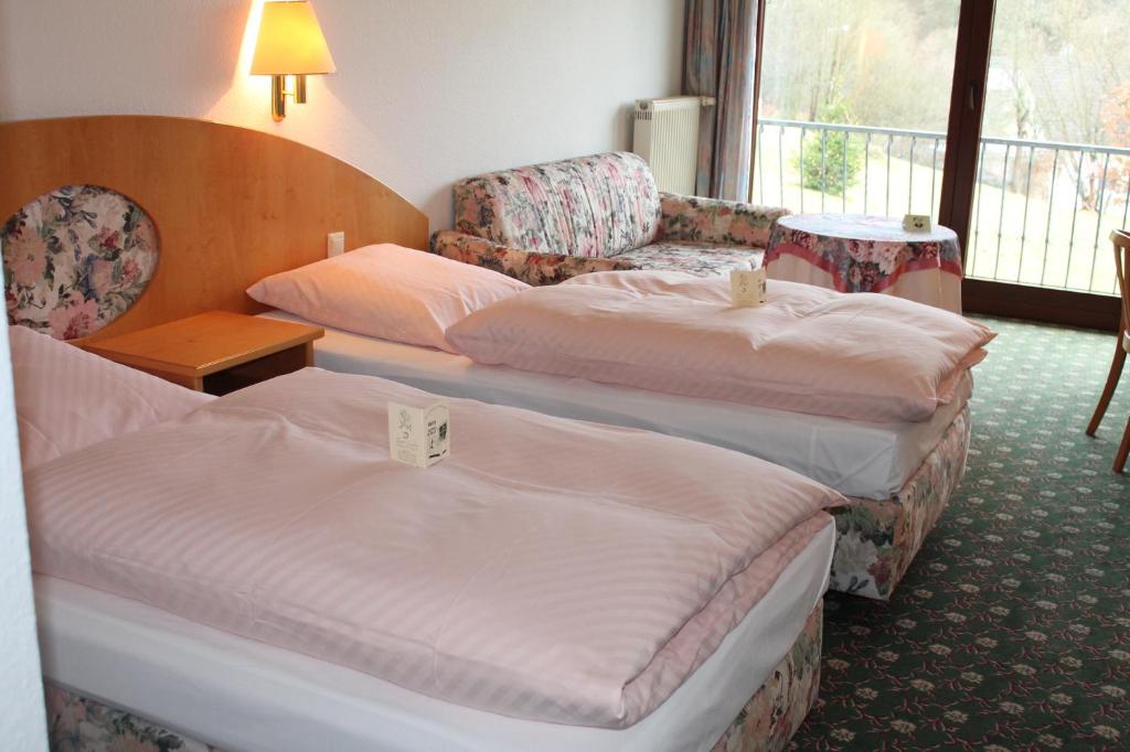 Postel nebo postele na pokoji v ubytování Landgasthof Hotel Zur Linde im Taunus