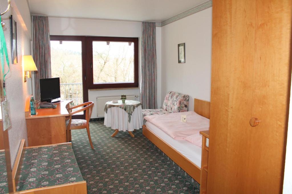 Postel nebo postele na pokoji v ubytování Landgasthof Hotel Zur Linde im Taunus