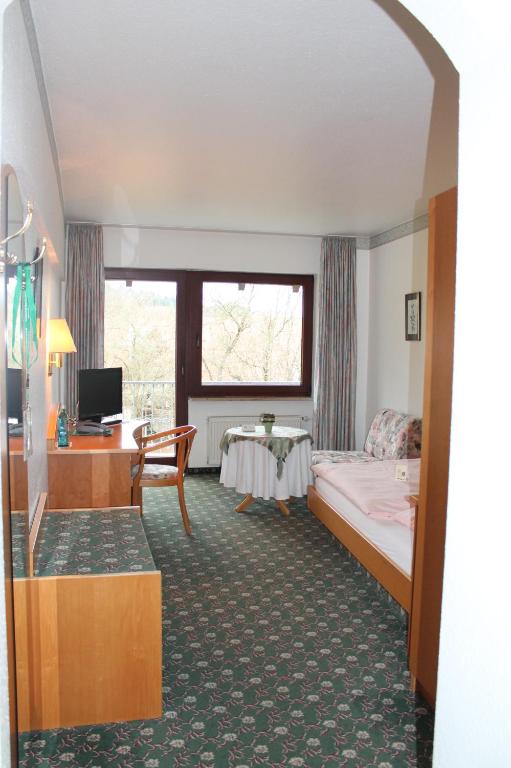 Postel nebo postele na pokoji v ubytování Landgasthof Hotel Zur Linde im Taunus