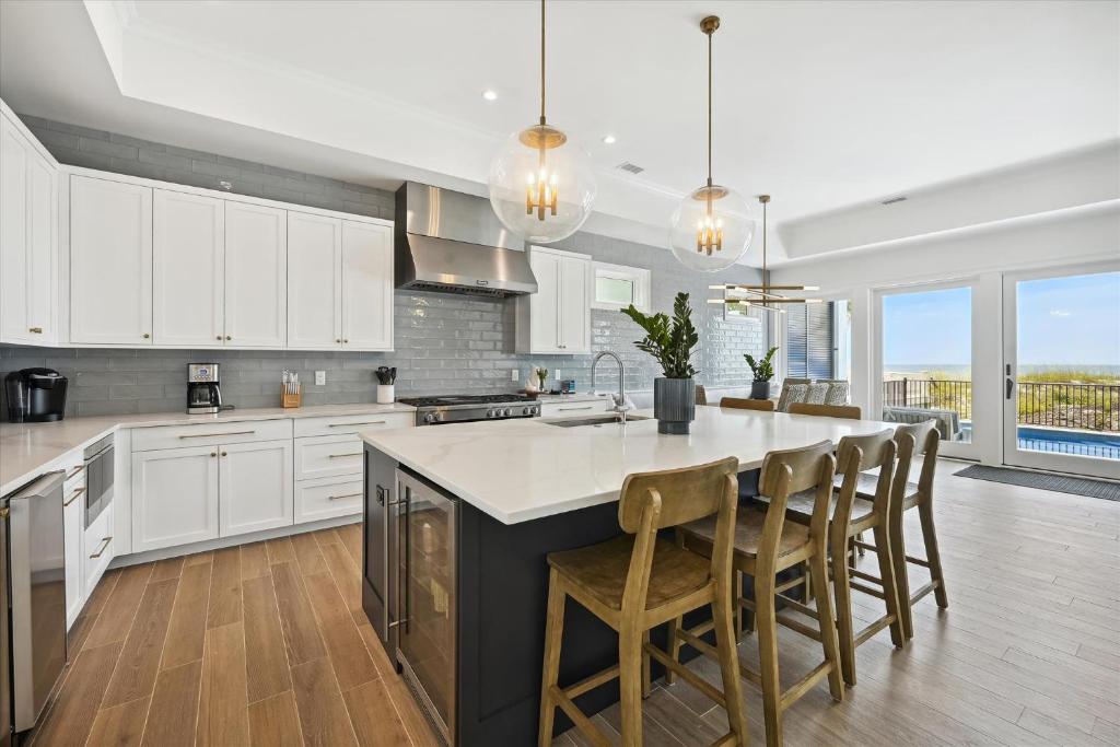 3 Singleton Beach - Oceanfront Estate, Private Pool, Elevator, FREE Activities Included