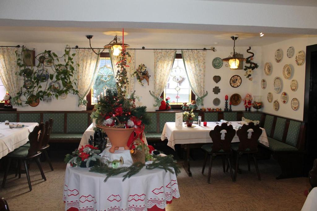 Restaurace v ubytování Landgasthof Hotel Zur Linde im Taunus