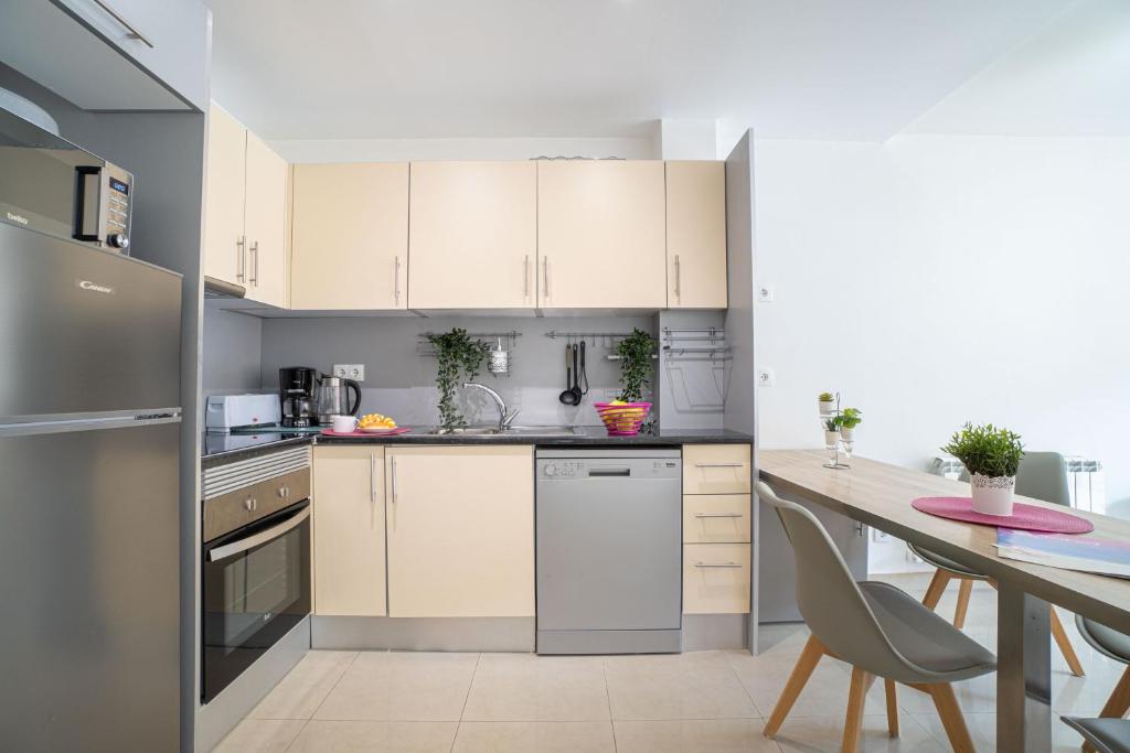 A kitchen or kitchenette at Apart-rent Casa Puigmal 0152