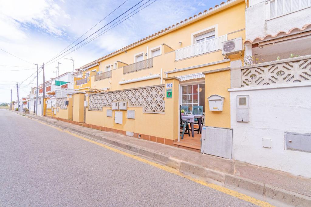 The surrounding neighborhood or a neighborhood close to A villát