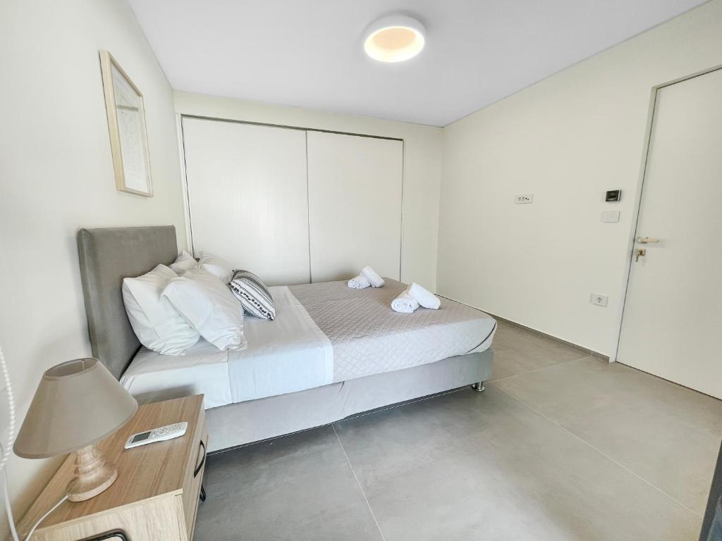 Postel nebo postele na pokoji v ubytování Sun and Sea Apartment in Paralio Astros