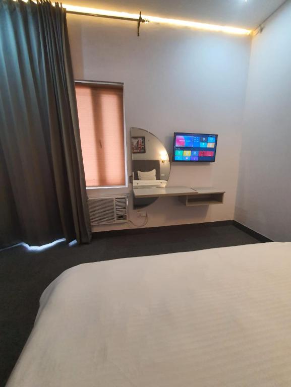 TV a/nebo společenská místnost v ubytování Mallenzo Suites Dlf Phase 1