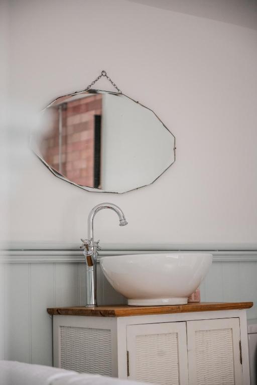 The Heathcock Boutique Hotel - Room 3 - Resim 8