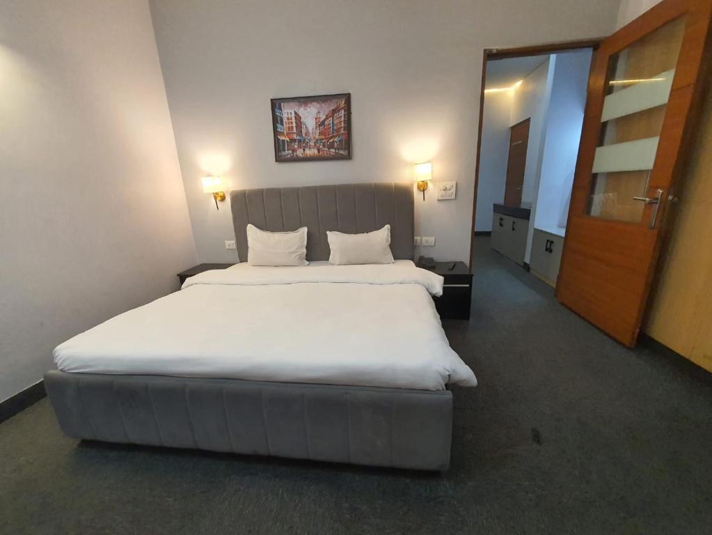 Postel nebo postele na pokoji v ubytování Mallenzo Suites Dlf Phase 1