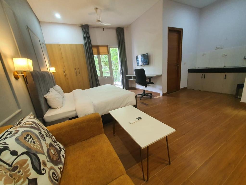 Postel nebo postele na pokoji v ubytování Mallenzo Suites Dlf Phase 1