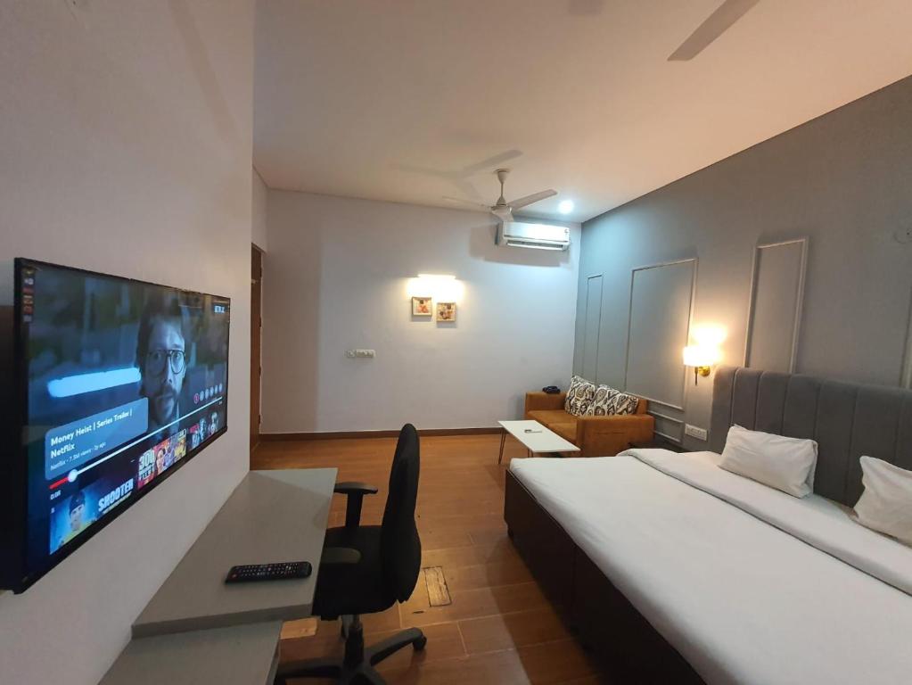TV a/nebo společenská místnost v ubytování Mallenzo Suites Dlf Phase 1