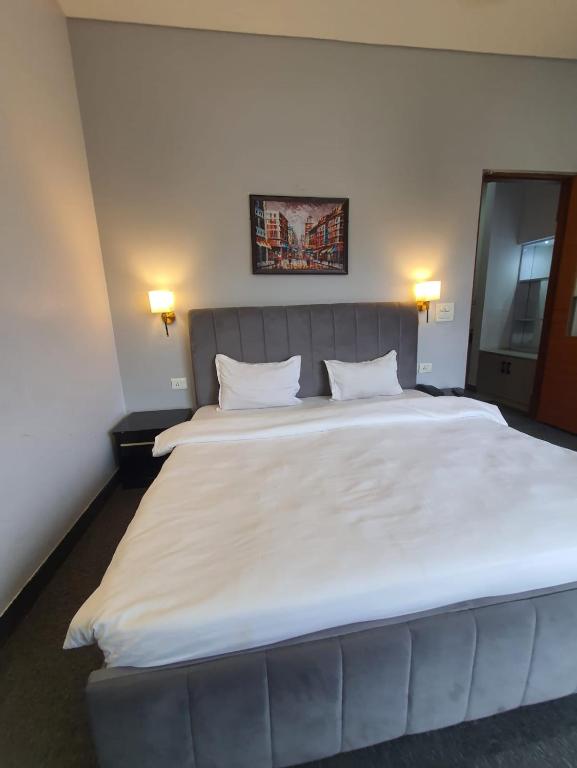 Postel nebo postele na pokoji v ubytování Mallenzo Suites Dlf Phase 1