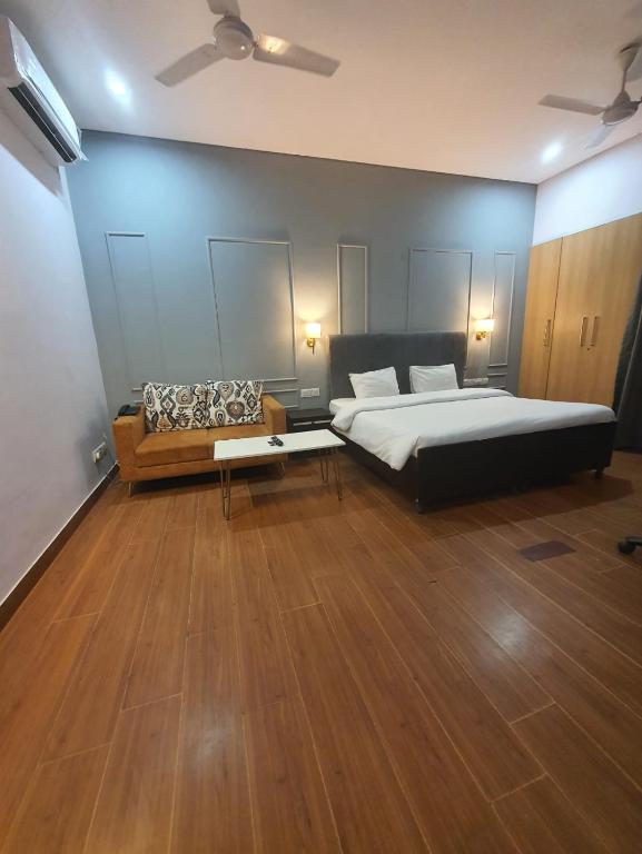 Postel nebo postele na pokoji v ubytování Mallenzo Suites Dlf Phase 1