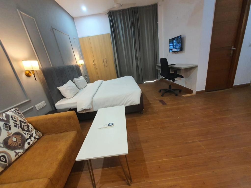 TV a/nebo společenská místnost v ubytování Mallenzo Suites Dlf Phase 1