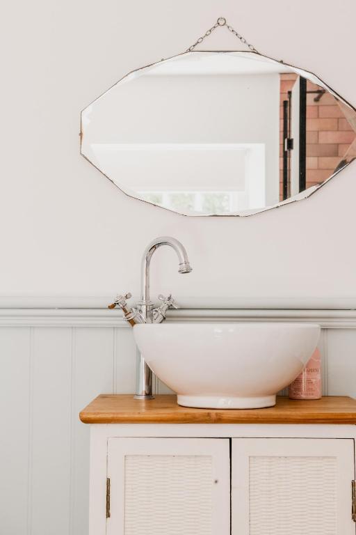 The Heathcock Boutique Hotel - Room 3 - Resim 7