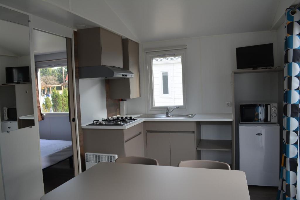a small kitchen with a sink and a stove at Camping Valencia el Saler in El Saler