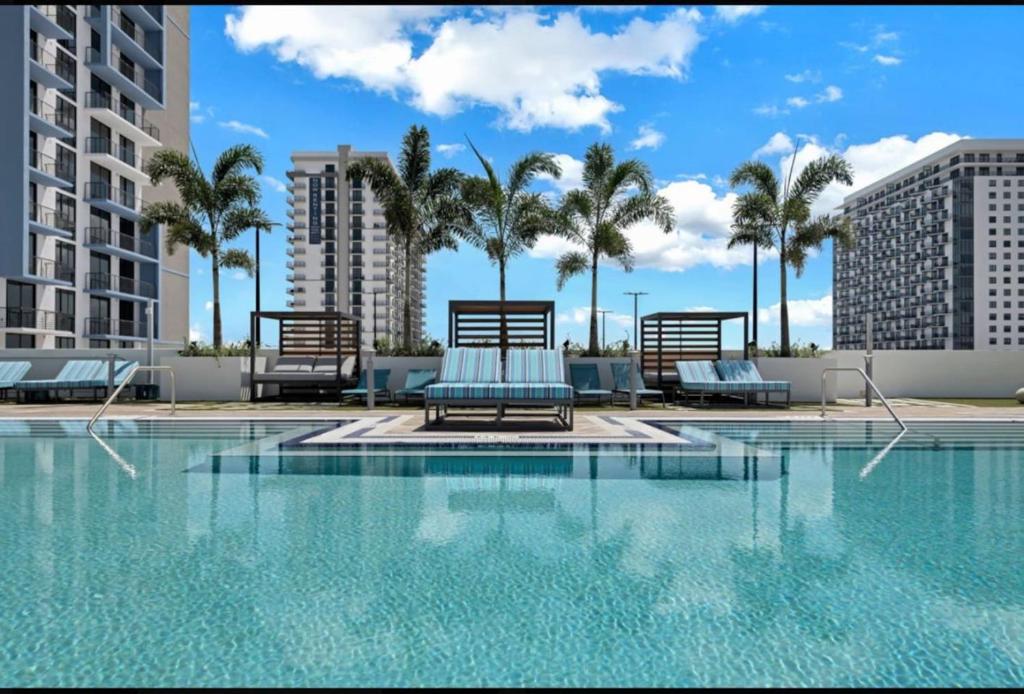 Hồ bơi trong/gần Doral Studio with Fabulous View