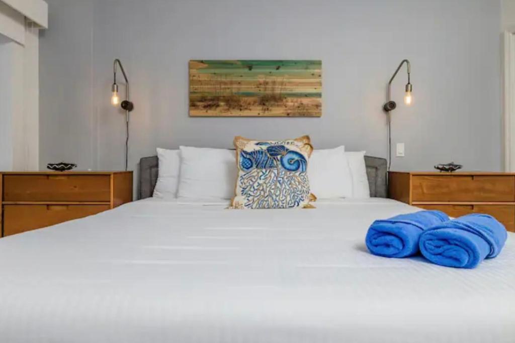 Postel nebo postele na pokoji v ubytování Apartment condo with ocean and harbor views Oranjestad, Aruba