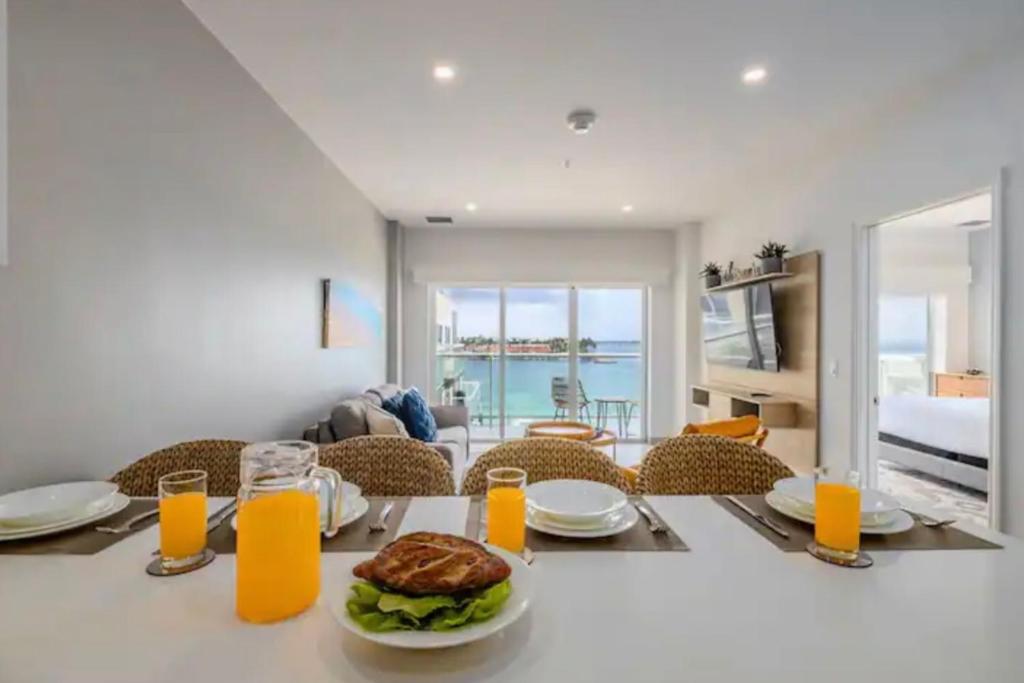 Posezení v ubytování Apartment condo with ocean and harbor views Oranjestad, Aruba