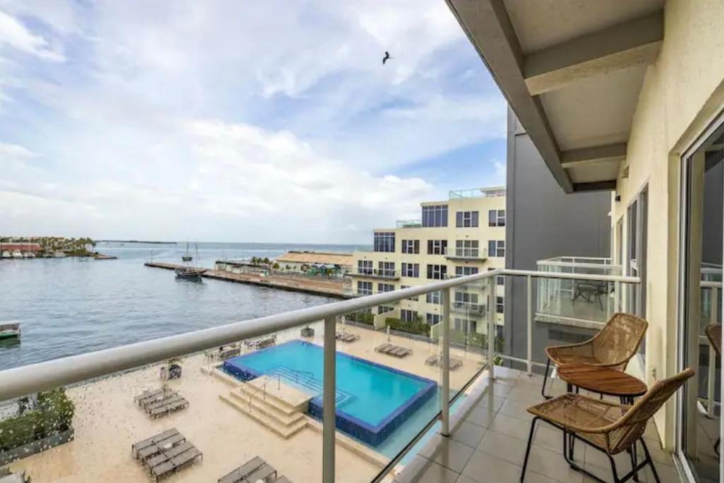 Balkón nebo terasa v ubytování Apartment condo with ocean and harbor views Oranjestad, Aruba